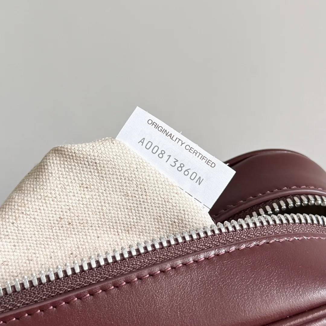 Batch 1820 BOTTEGA VENETA small INTRECCIATO woven camera bag This bv classic camera bag is a further evolution of classic woven technology, combining practicality and fashion, perfectly meeting multi-purpose needs! Classic leather handmade. Lightweight and large capacity. The shoulder strap is removable and adjustable. In addition to being worn cross-body, it can also be placed in the suitcase as a toiletry bag. It is very convenient for daily storage and classification. It also has hanging accessories to show your personality. No matter how complicated the world is, as long as you have a bag with you, everything will become better. Style number: 755923 Size: 24.5*15*6cm